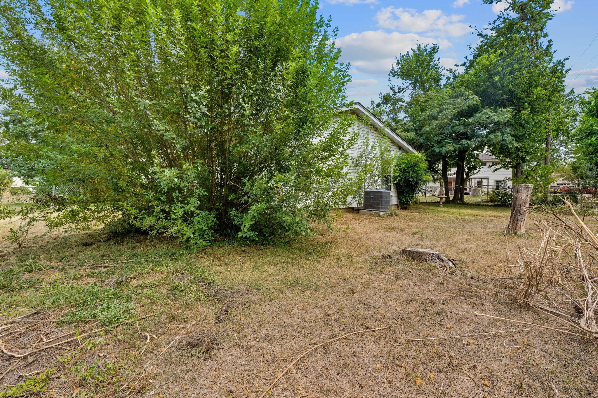 2405 Grace St, Taylor, TX 76574