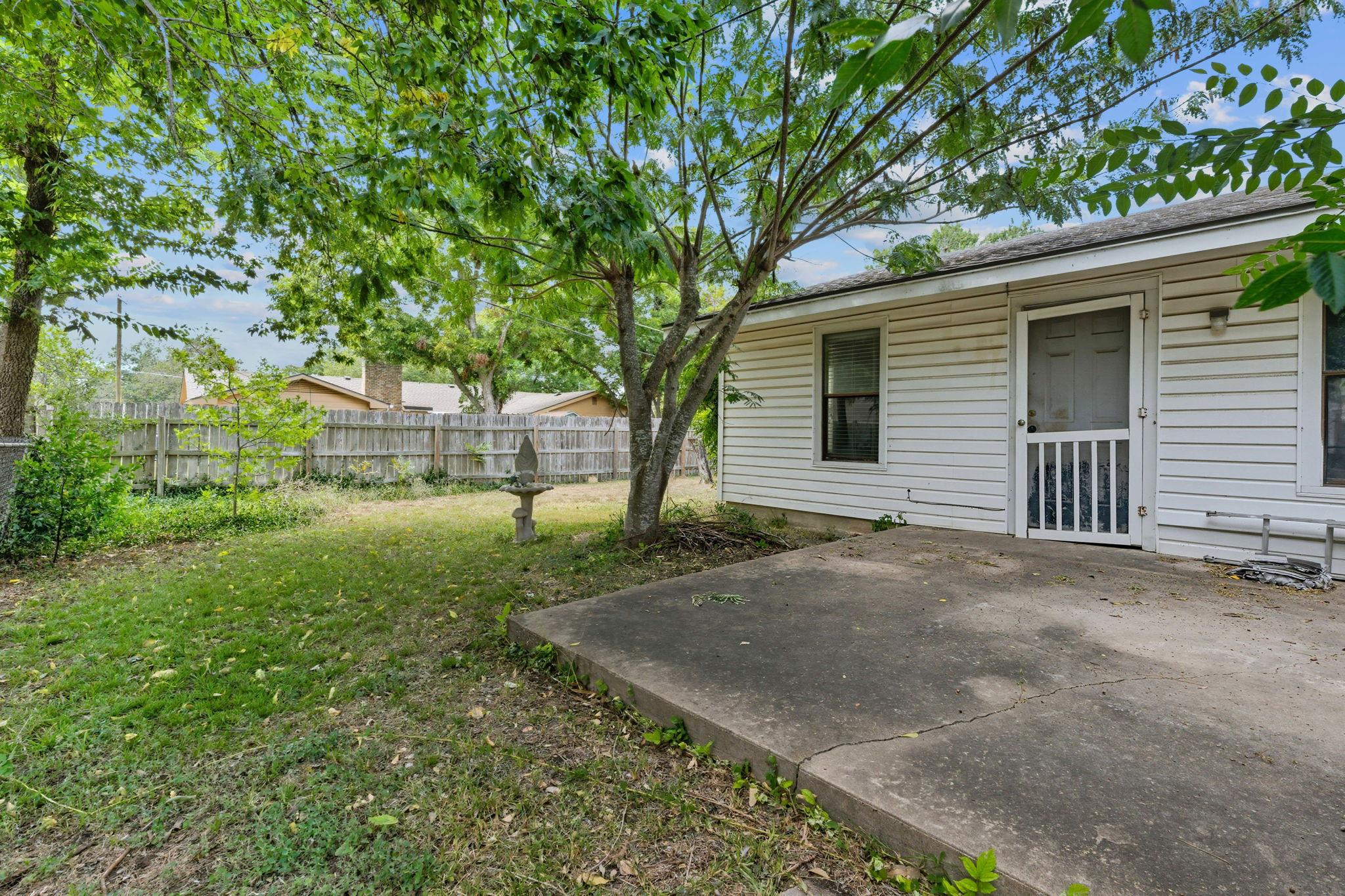2405 Grace St, Taylor, TX 76574