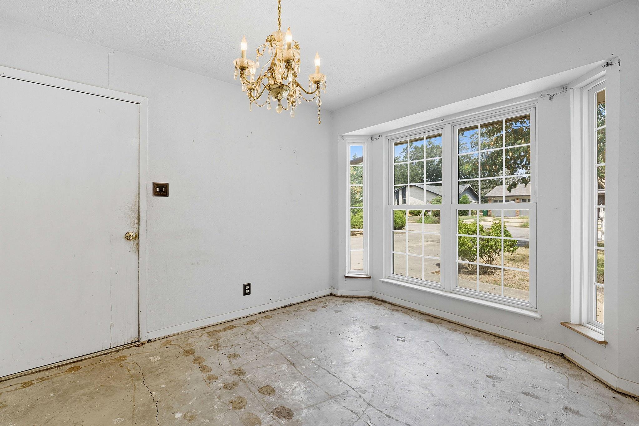 2405 Grace St, Taylor, TX 76574