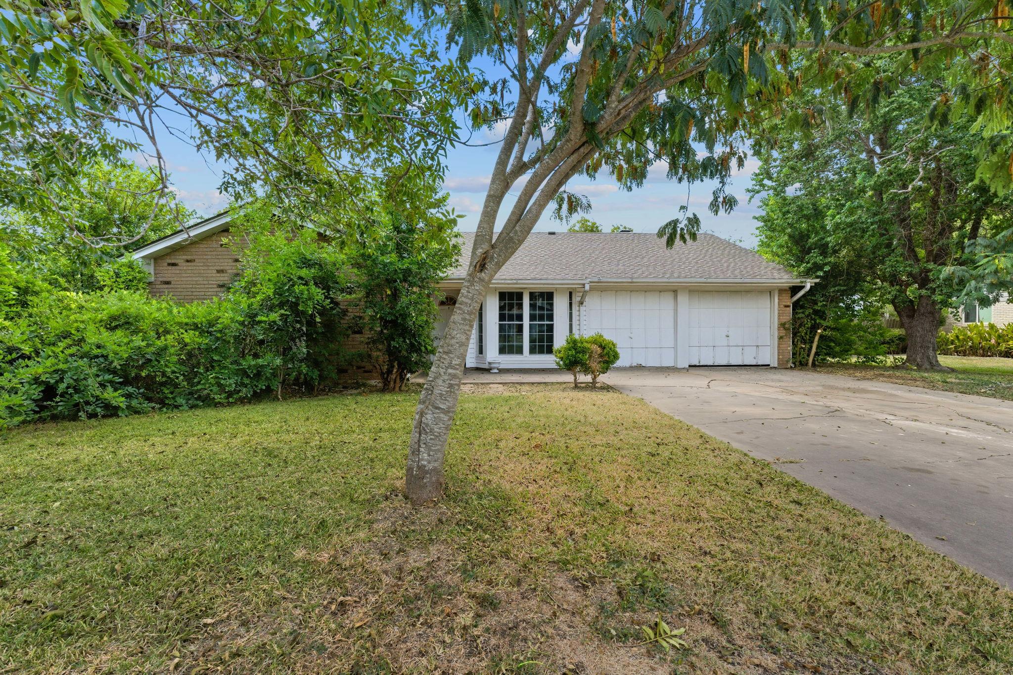 2405 Grace St, Taylor, TX 76574