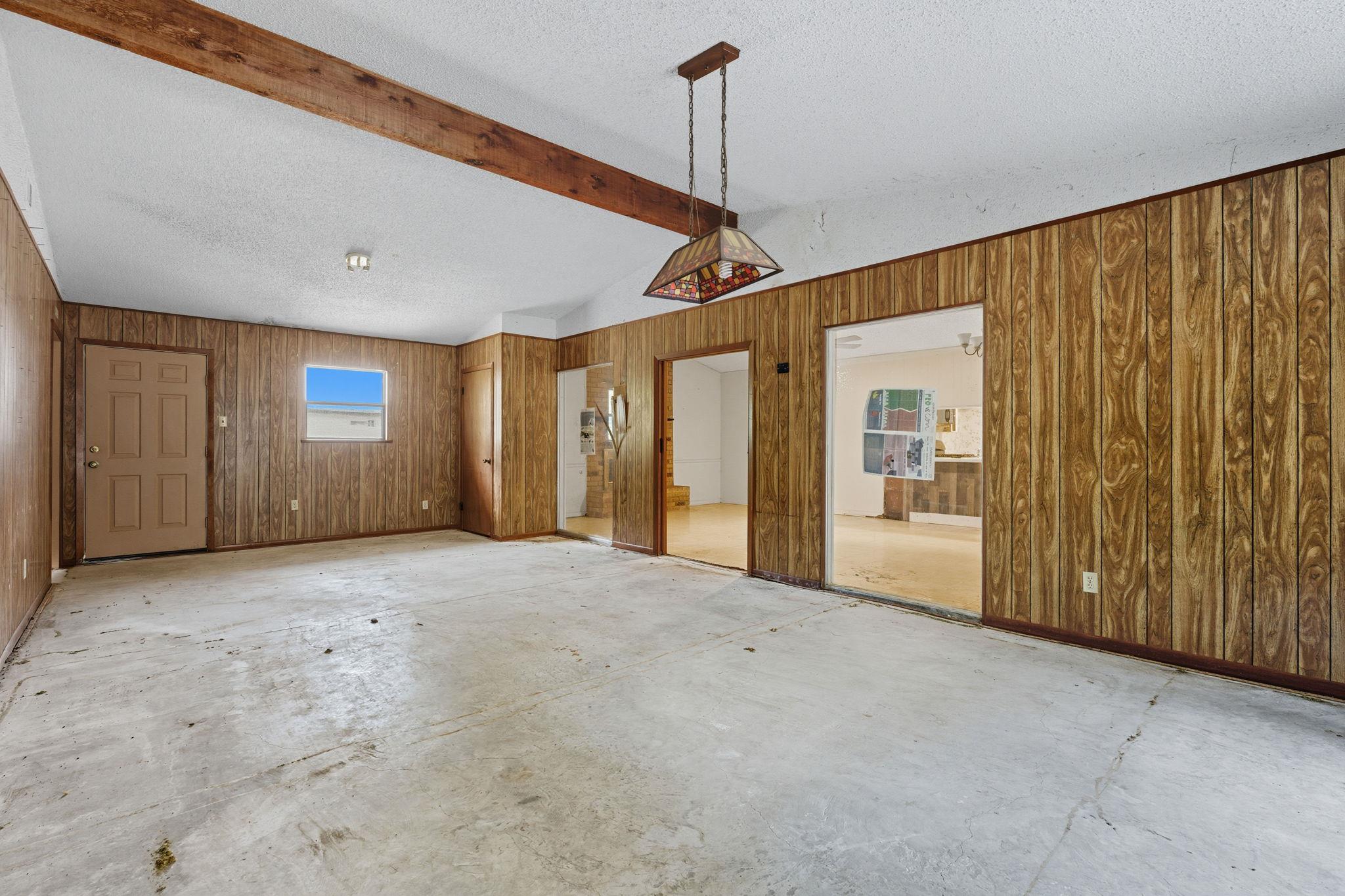 2405 Grace St, Taylor, TX 76574