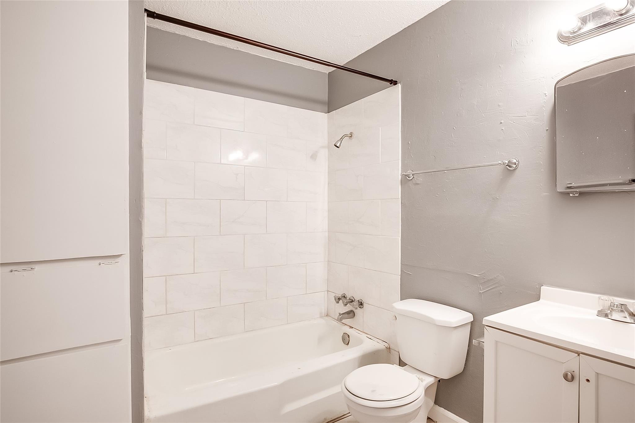 2215 Missionhill Dr # 104, Austin, TX 78741