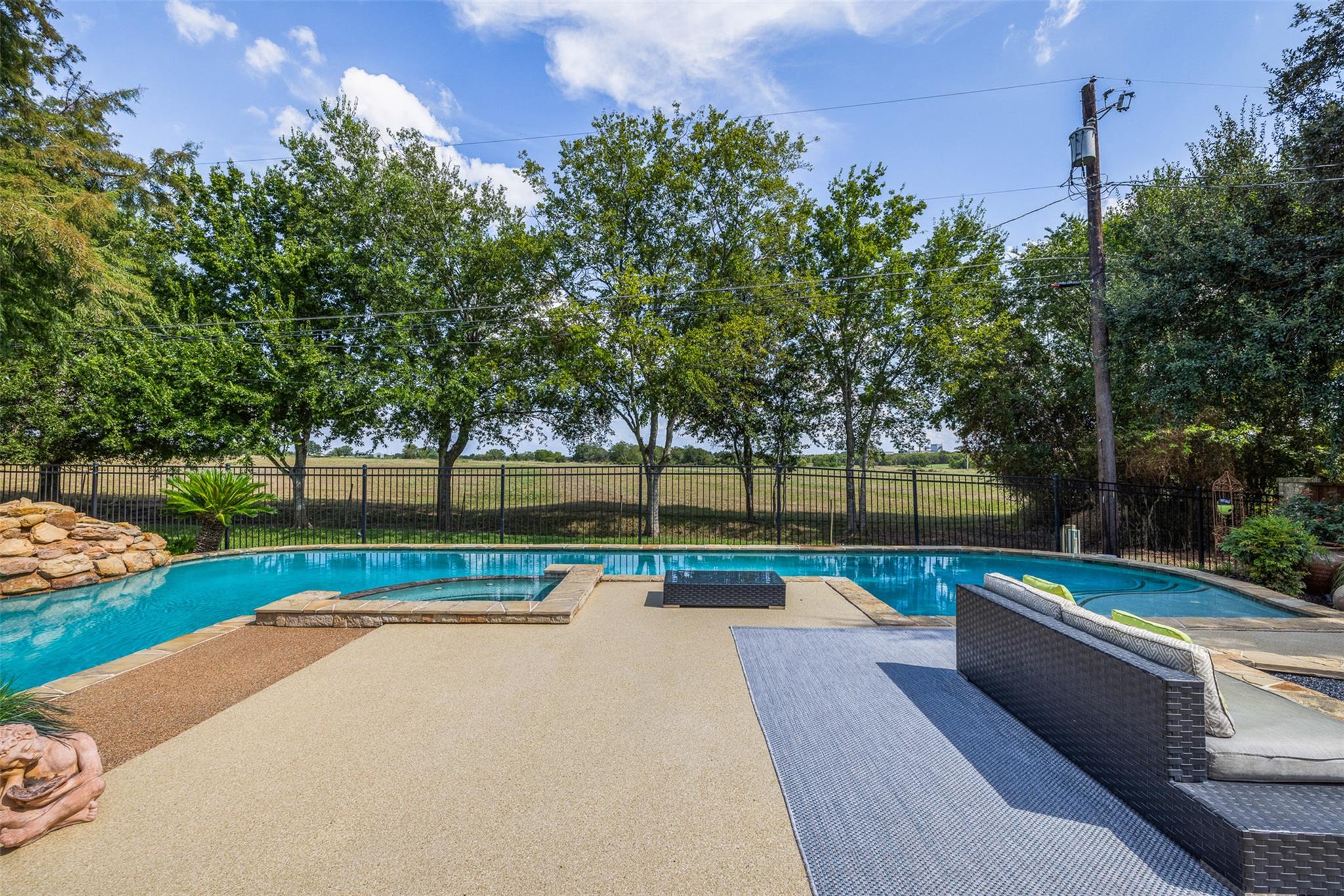 814 Woodson Dr, Caldwell, TX 77836