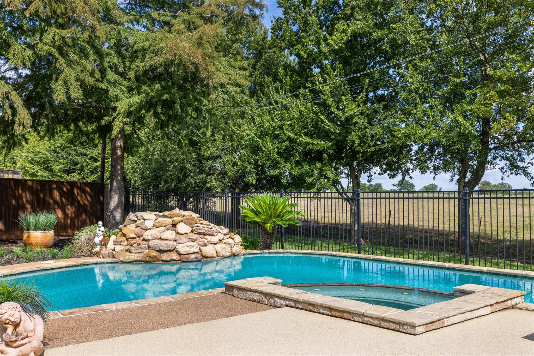 814 Woodson Dr, Caldwell, TX 77836