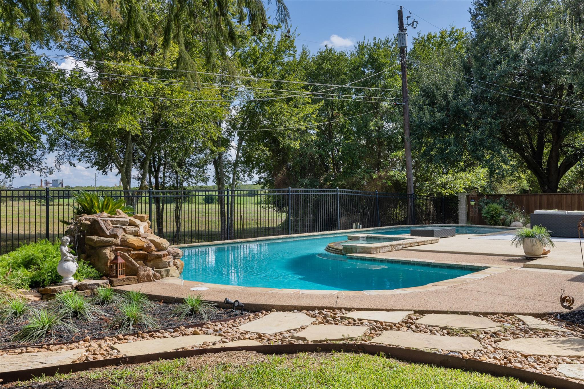 814 Woodson Dr, Caldwell, TX 77836