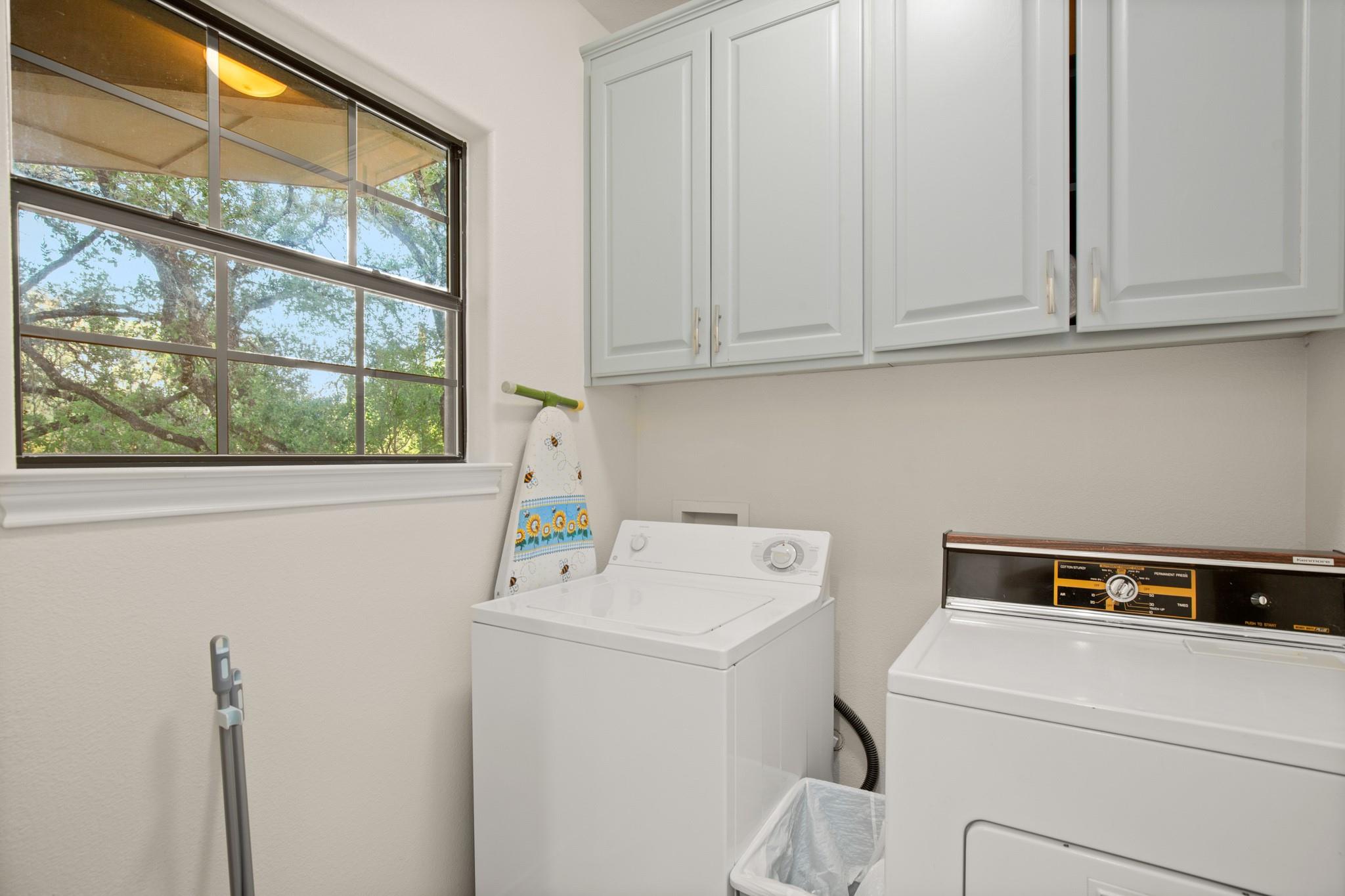 1352 Lake Shore Dr, Spicewood, TX 78669