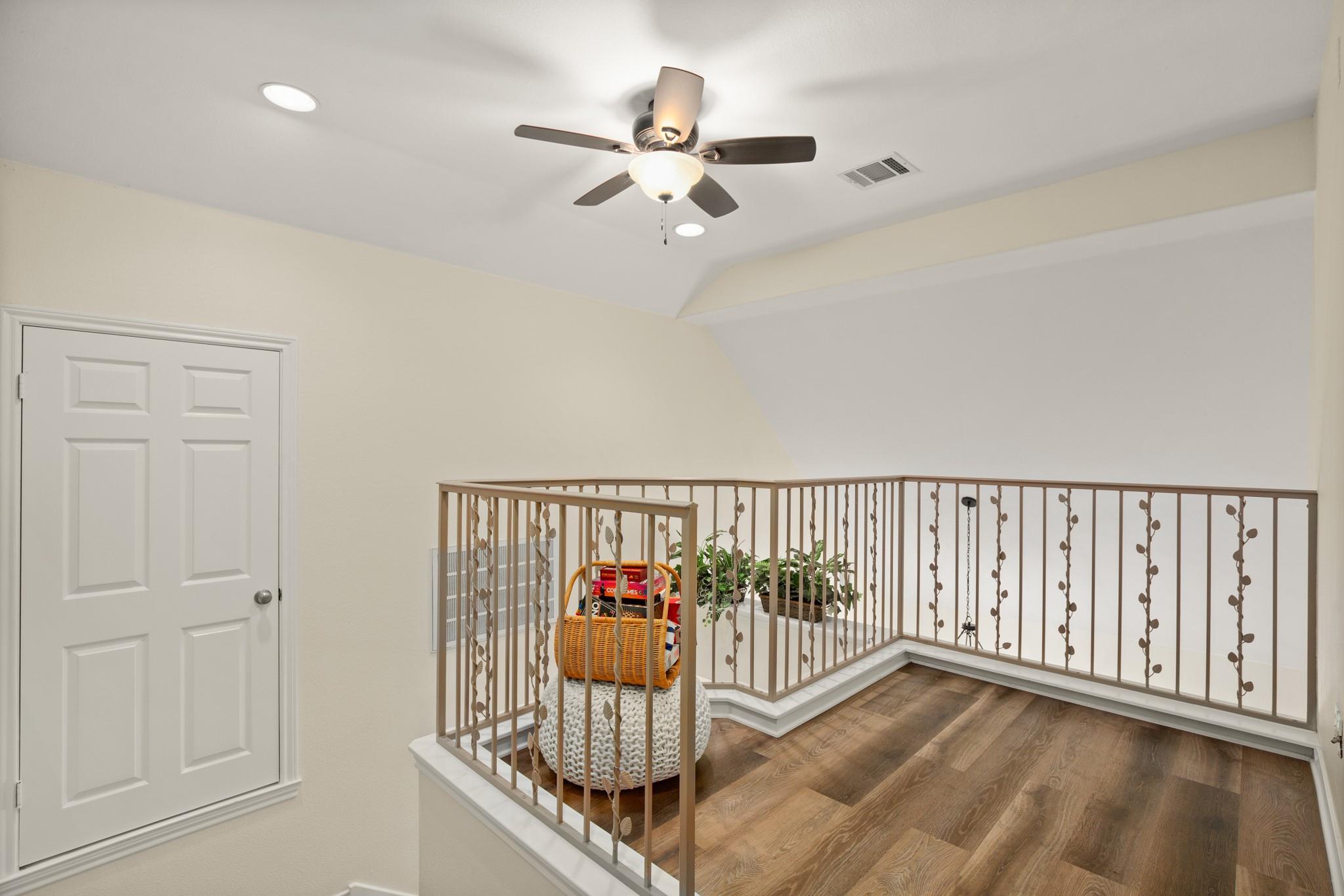 1352 Lake Shore Dr, Spicewood, TX 78669