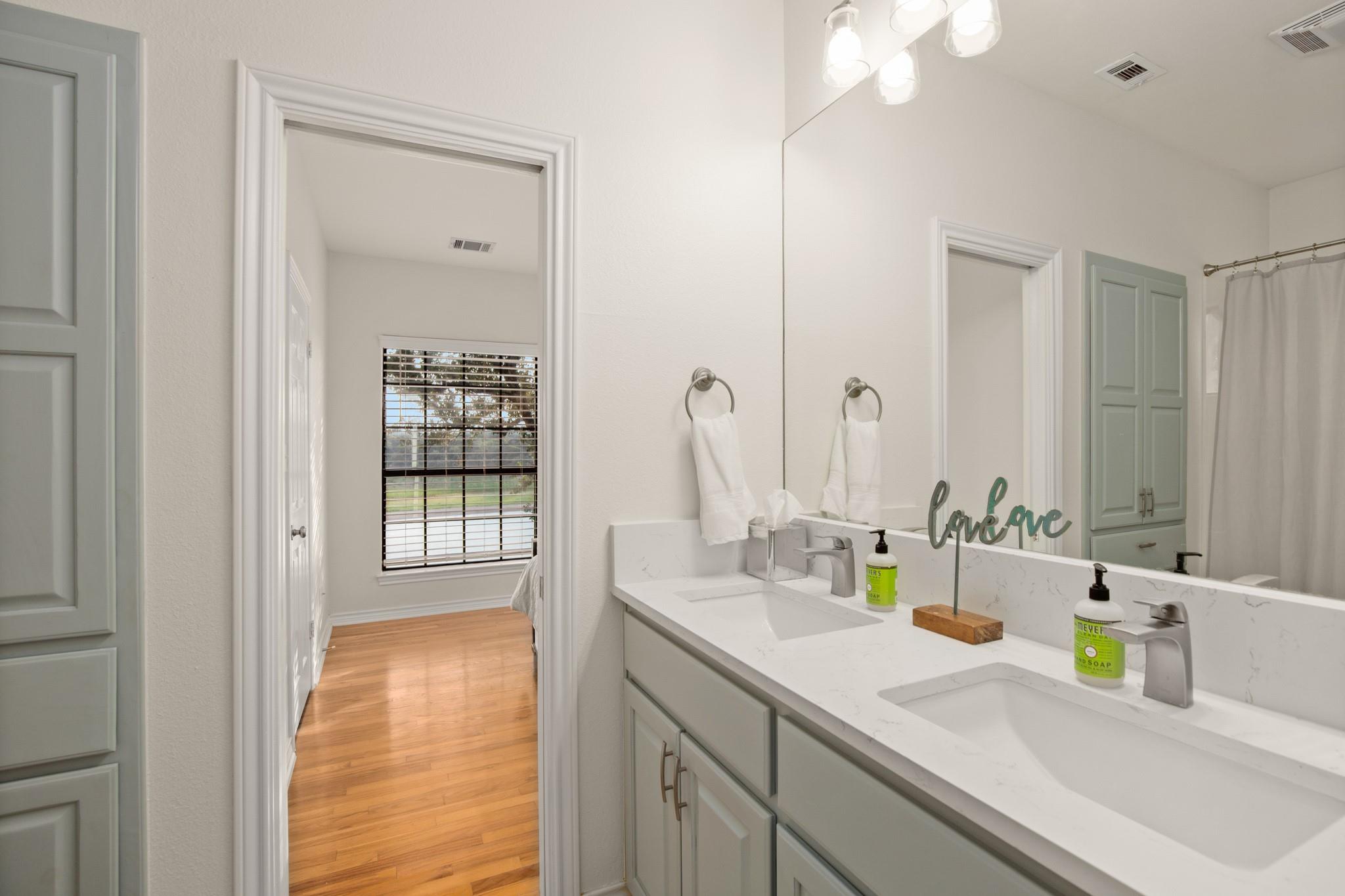 1352 Lake Shore Dr, Spicewood, TX 78669