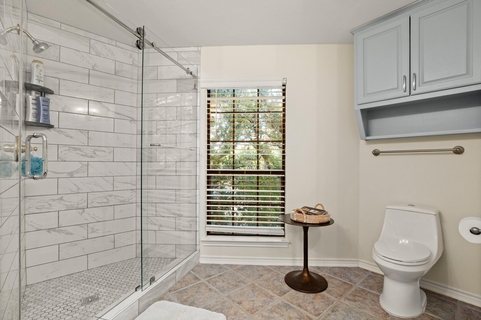 1352 Lake Shore Dr, Spicewood, TX 78669