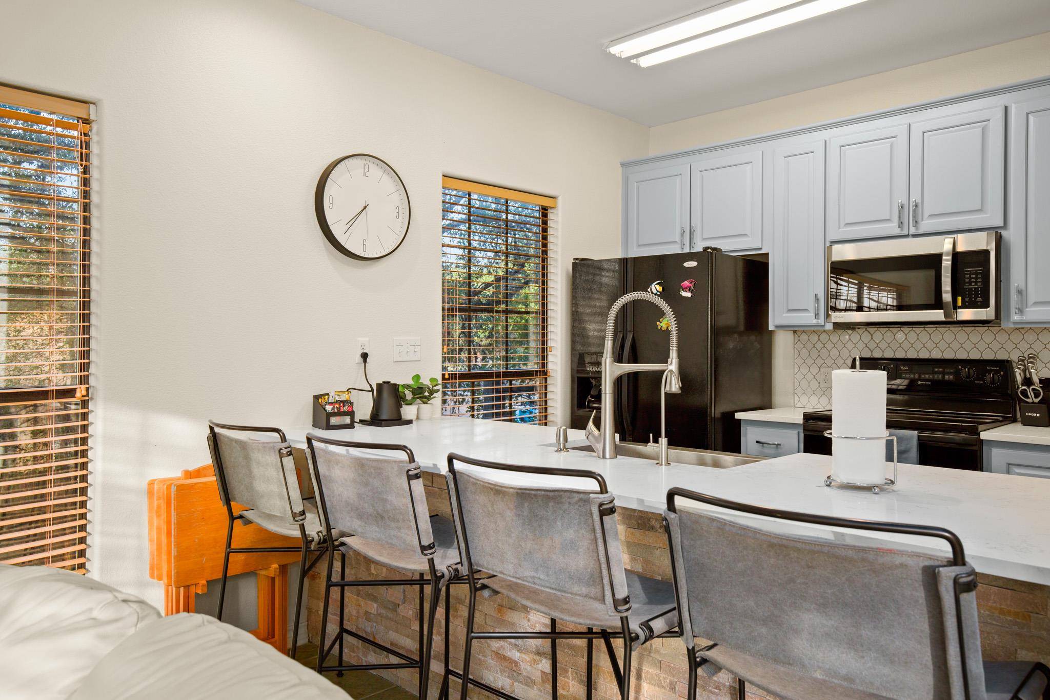 1352 Lake Shore Dr, Spicewood, TX 78669