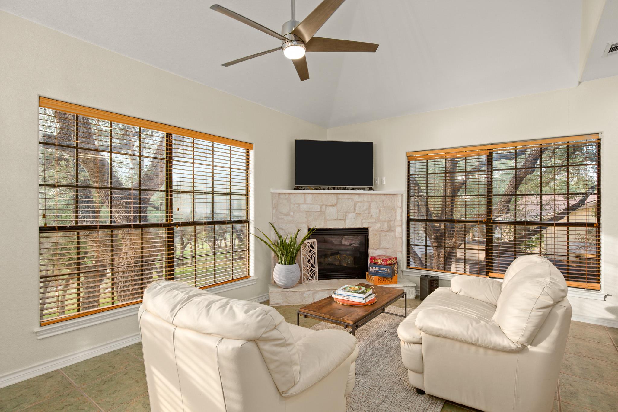 1352 Lake Shore Dr, Spicewood, TX 78669