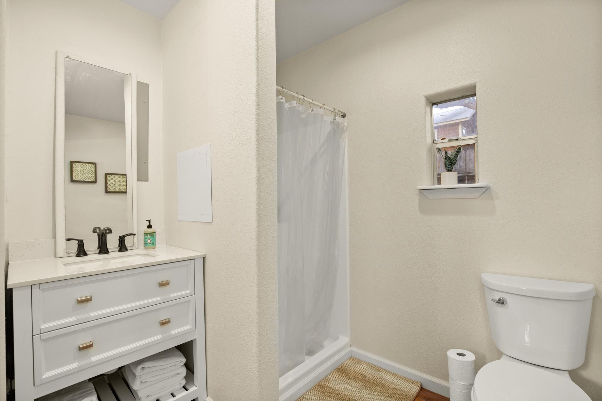 1352 Lake Shore Dr, Spicewood, TX 78669