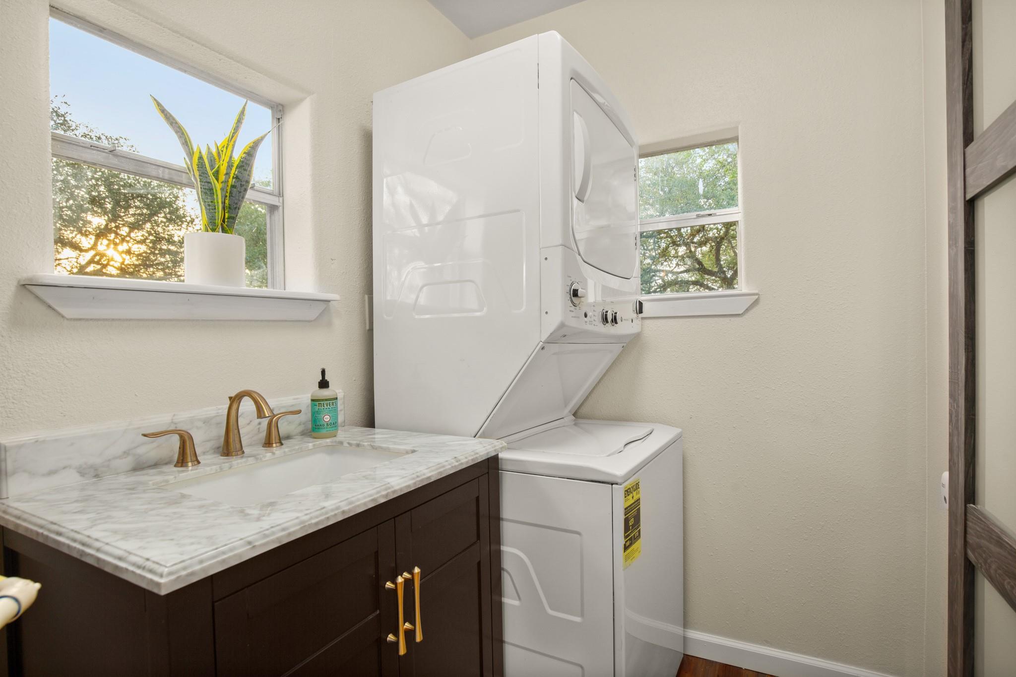 1352 Lake Shore Dr, Spicewood, TX 78669