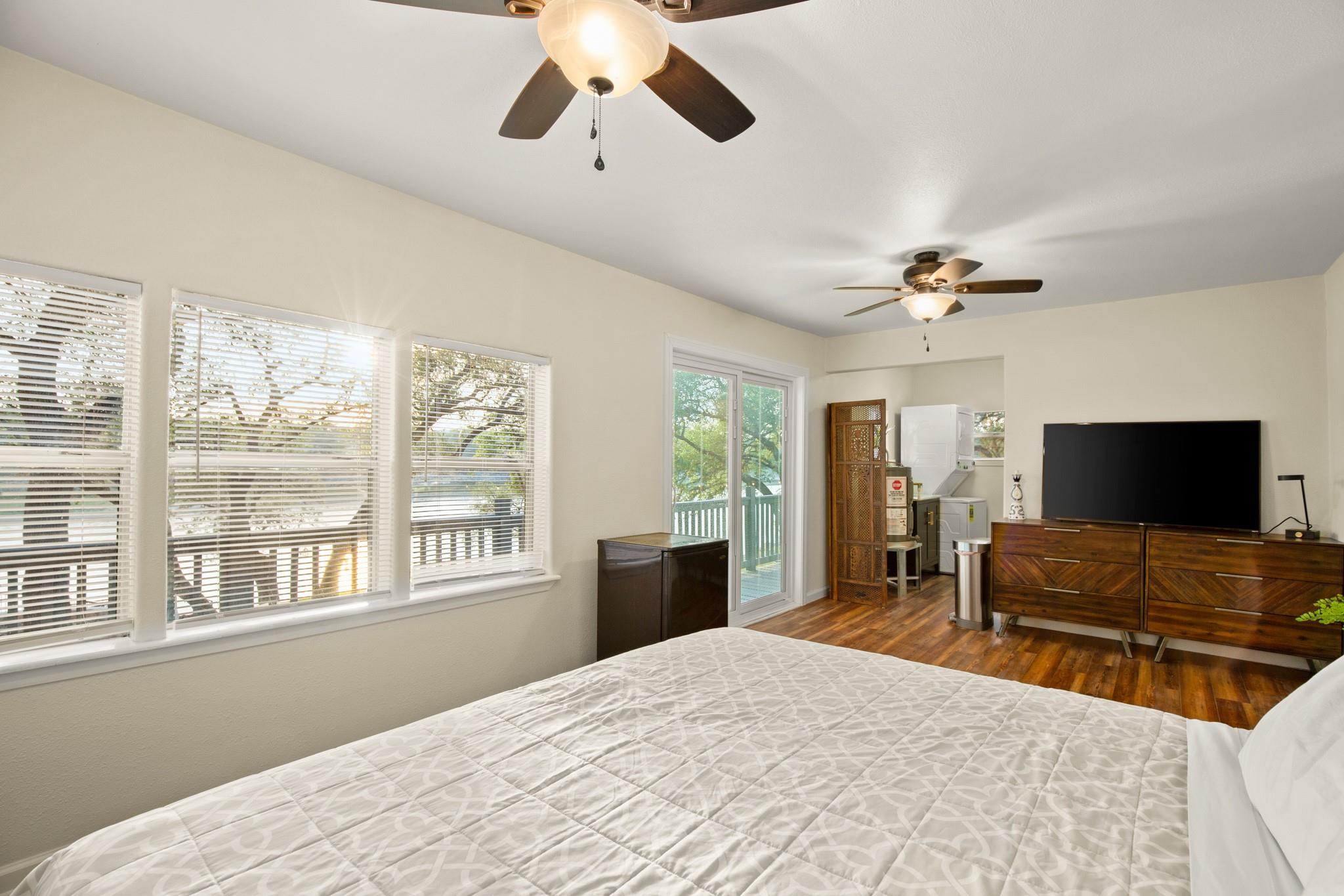 1352 Lake Shore Dr, Spicewood, TX 78669