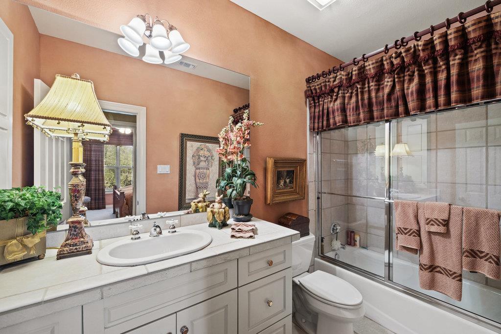 4 Glenway Ct, The Hills, TX 78738