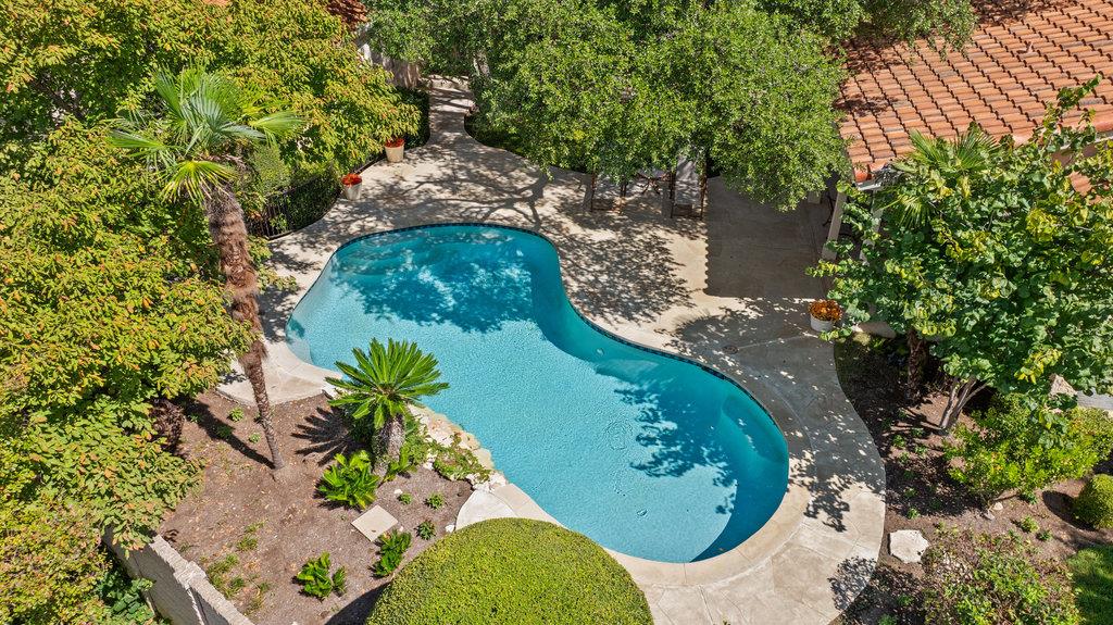 4 Glenway Ct, The Hills, TX 78738