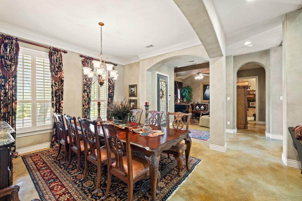 4 Glenway Ct, The Hills, TX 78738