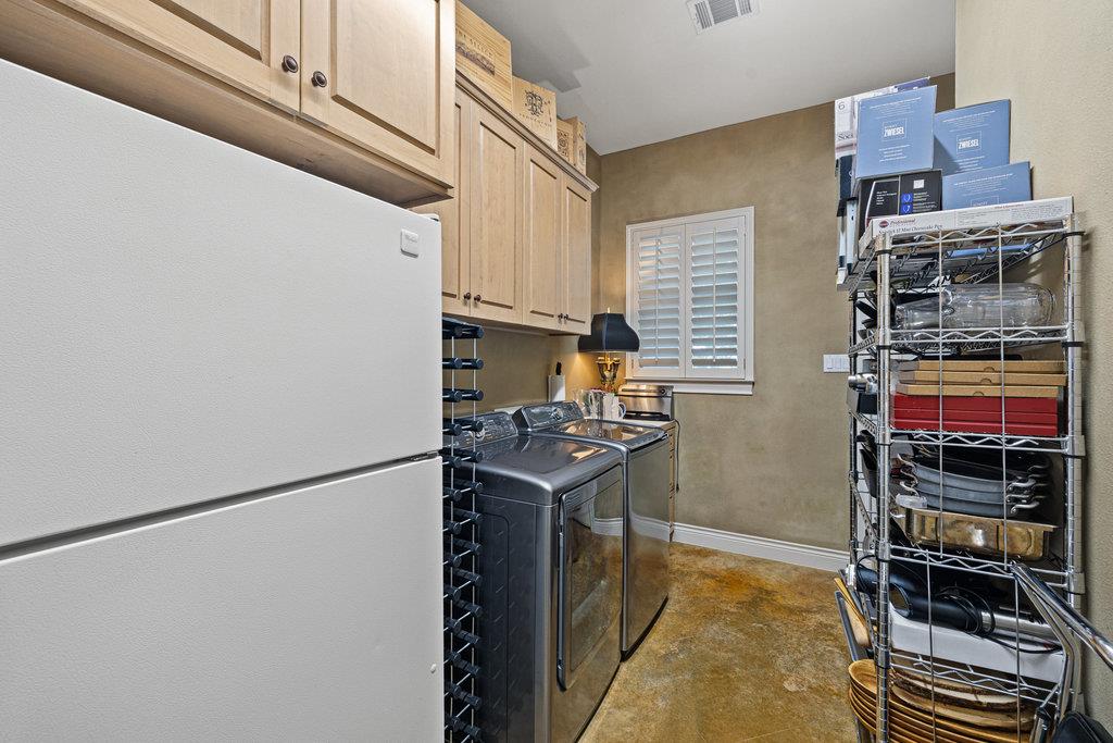 4 Glenway Ct, The Hills, TX 78738