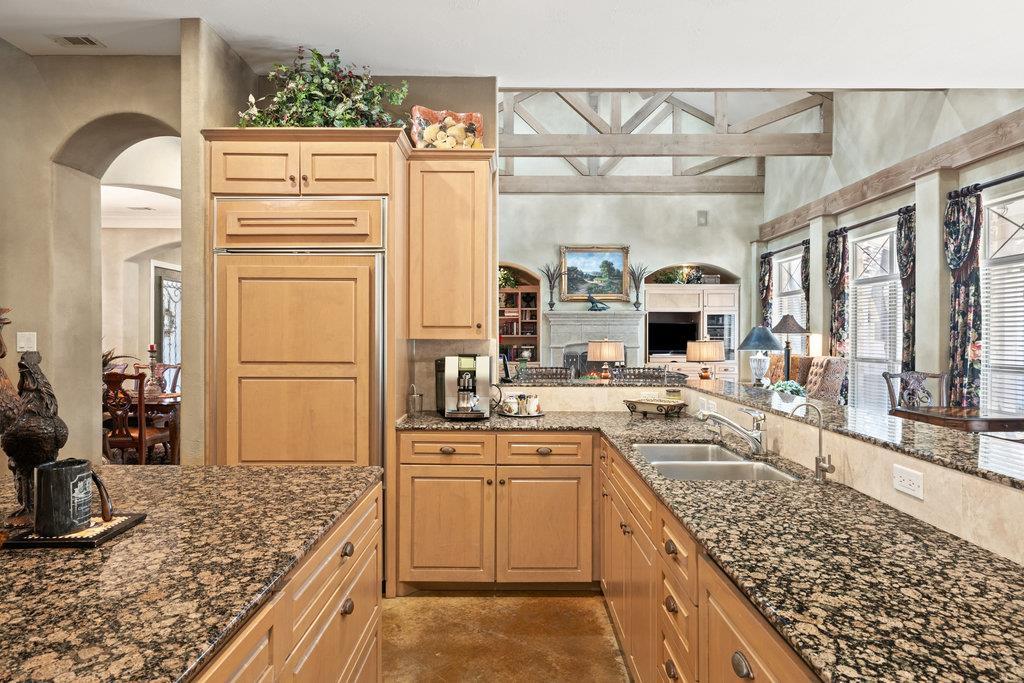 4 Glenway Ct, The Hills, TX 78738