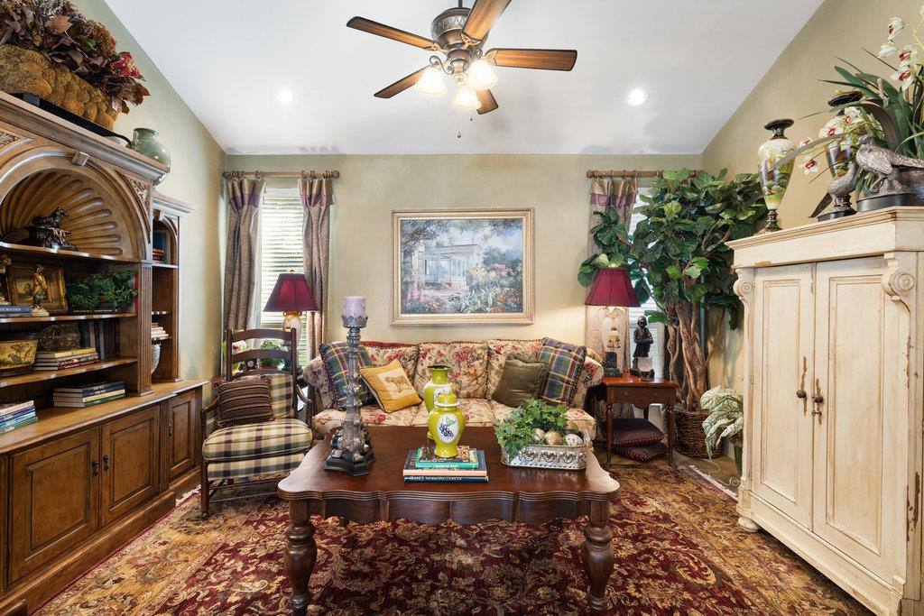 4 Glenway Ct, The Hills, TX 78738