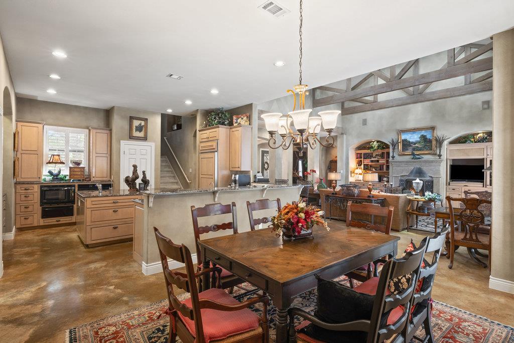 4 Glenway Ct, The Hills, TX 78738