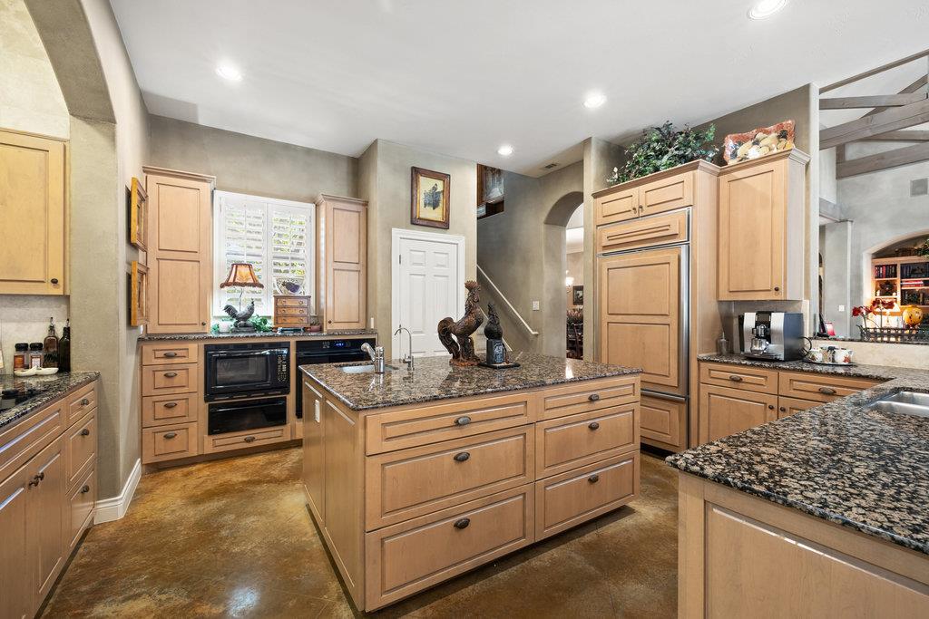 4 Glenway Ct, The Hills, TX 78738