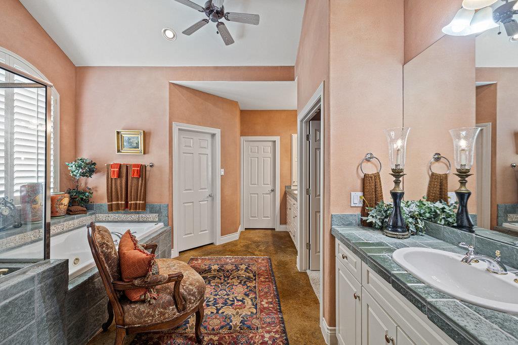 4 Glenway Ct, The Hills, TX 78738