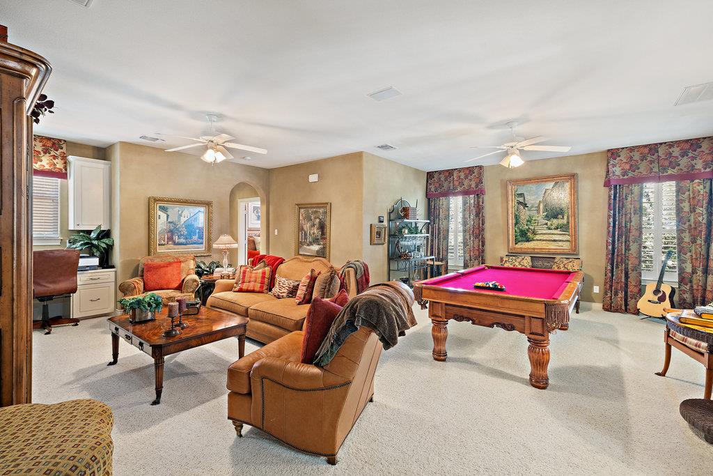 4 Glenway Ct, The Hills, TX 78738