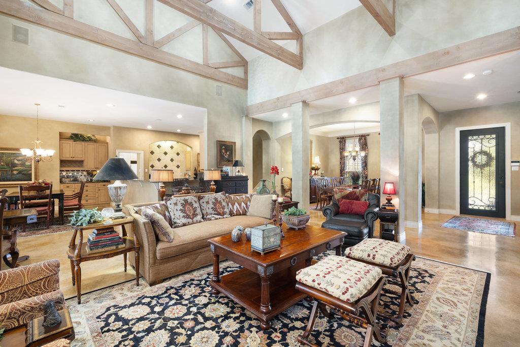 4 Glenway Ct, The Hills, TX 78738