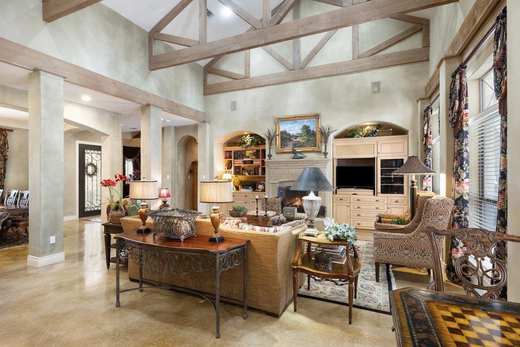 4 Glenway Ct, The Hills, TX 78738