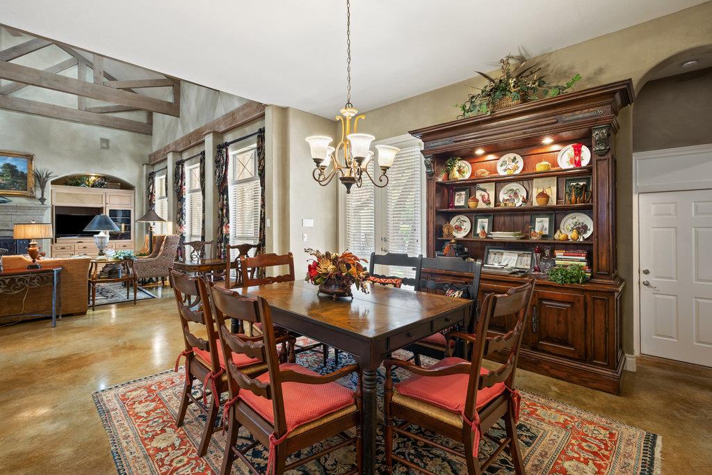 4 Glenway Ct, The Hills, TX 78738