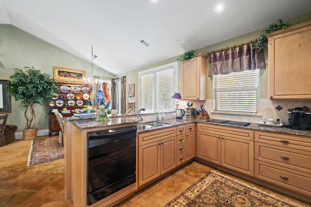 4 Glenway Ct, The Hills, TX 78738