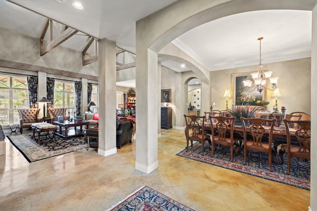 4 Glenway Ct, The Hills, TX 78738