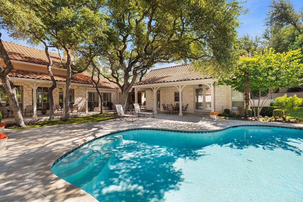 4 Glenway Ct, The Hills, TX 78738