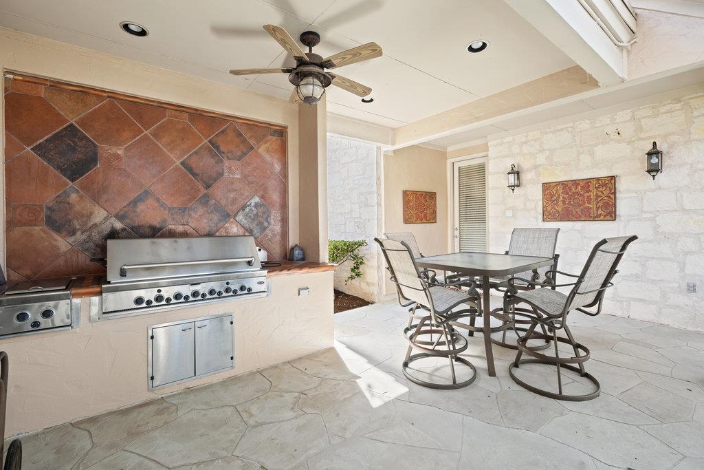 4 Glenway Ct, The Hills, TX 78738