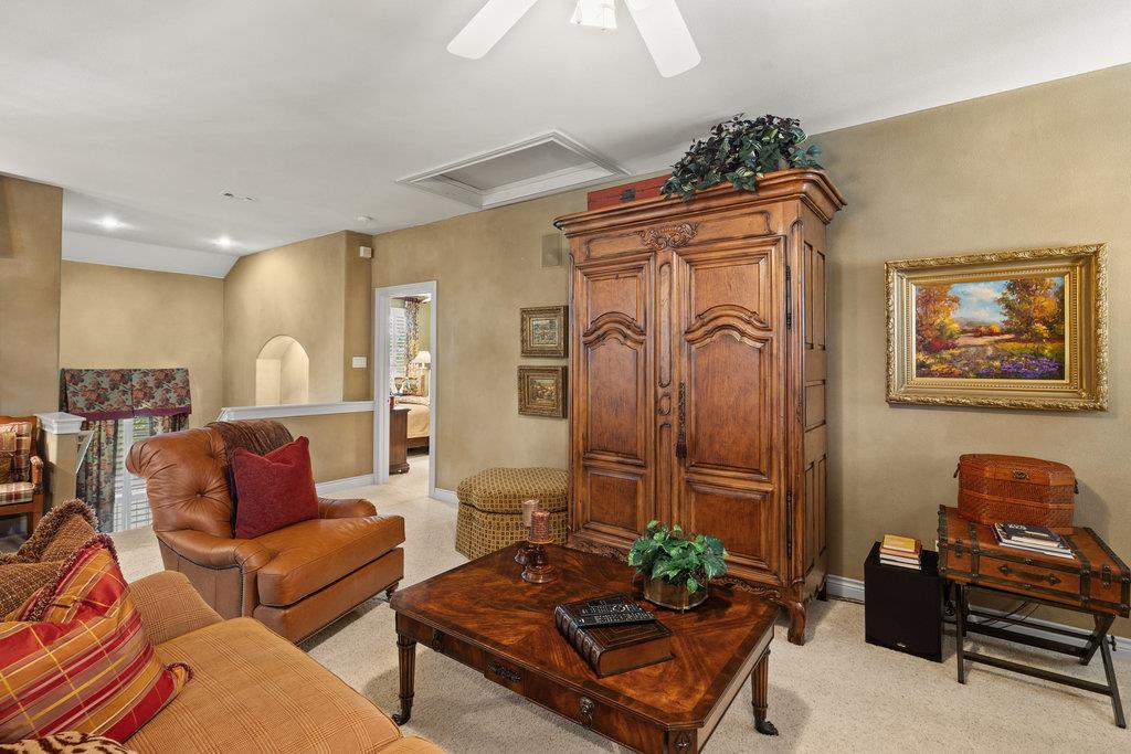 4 Glenway Ct, The Hills, TX 78738