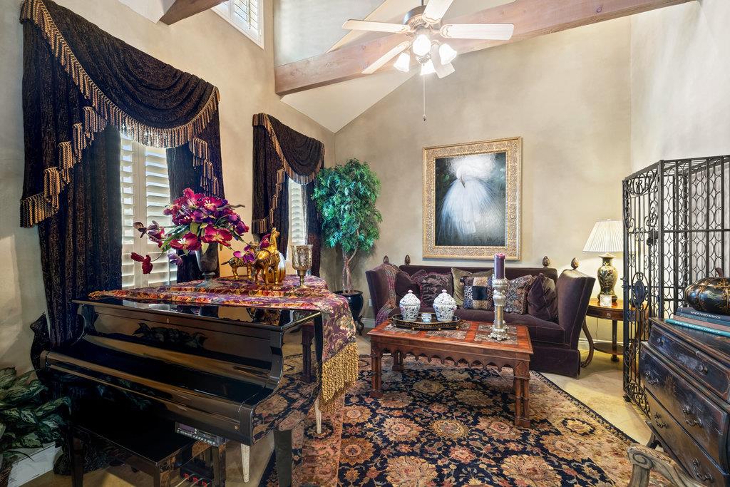 4 Glenway Ct, The Hills, TX 78738