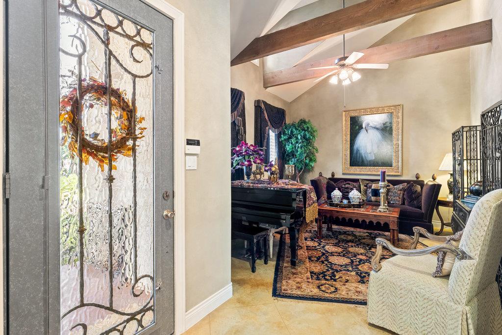 4 Glenway Ct, The Hills, TX 78738