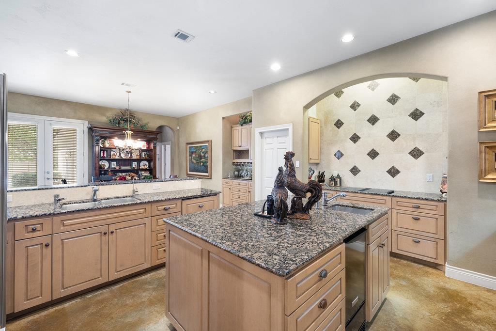 4 Glenway Ct, The Hills, TX 78738