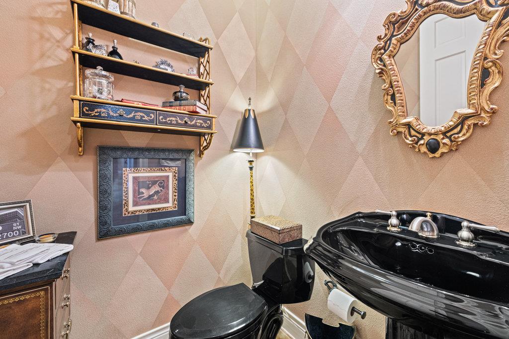 4 Glenway Ct, The Hills, TX 78738