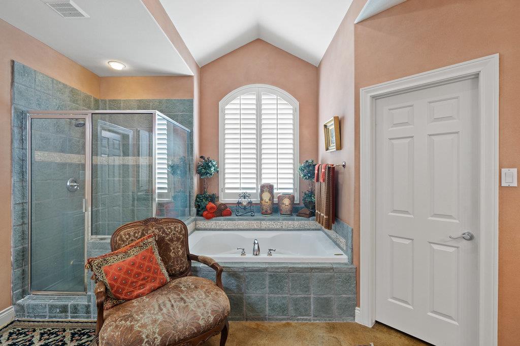 4 Glenway Ct, The Hills, TX 78738