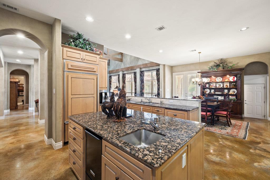 4 Glenway Ct, The Hills, TX 78738