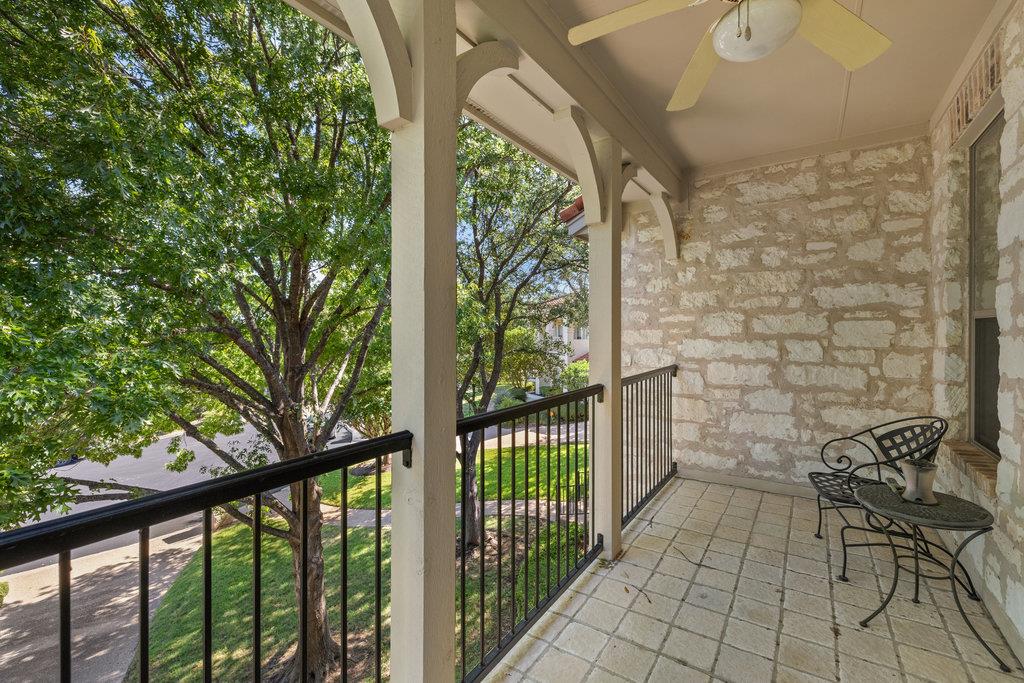 4 Glenway Ct, The Hills, TX 78738