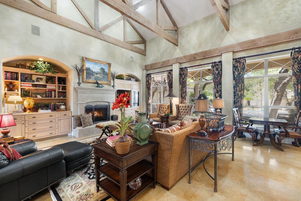 4 Glenway Ct, The Hills, TX 78738