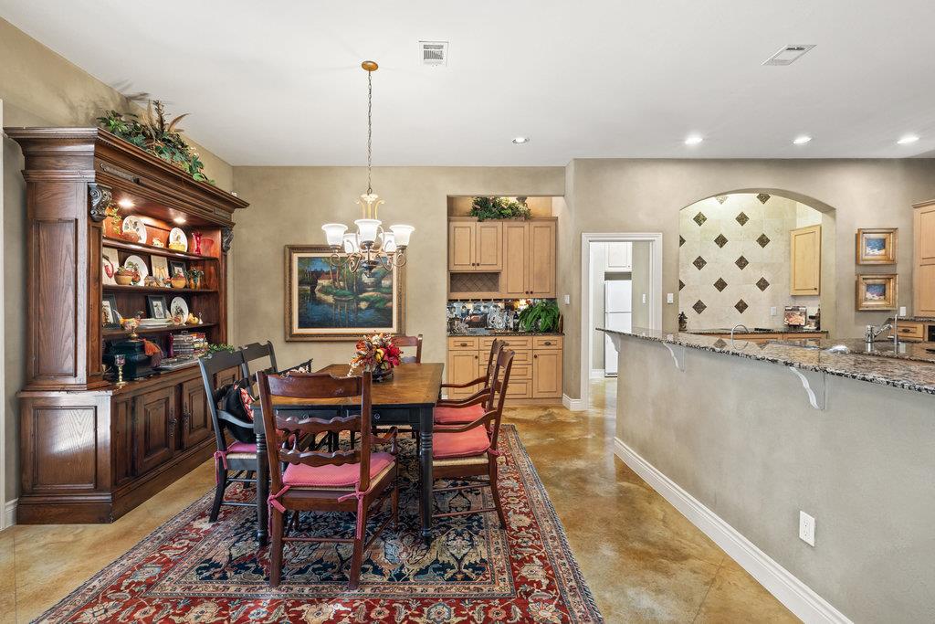 4 Glenway Ct, The Hills, TX 78738