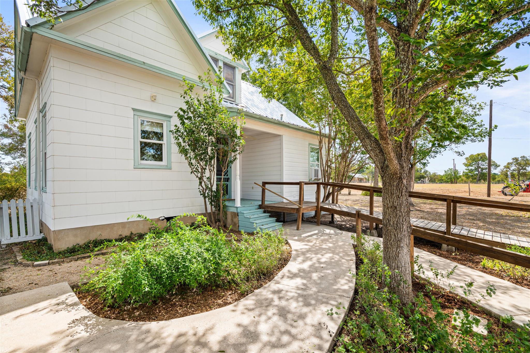 105 Davis Dr, Thorndale, TX 76577