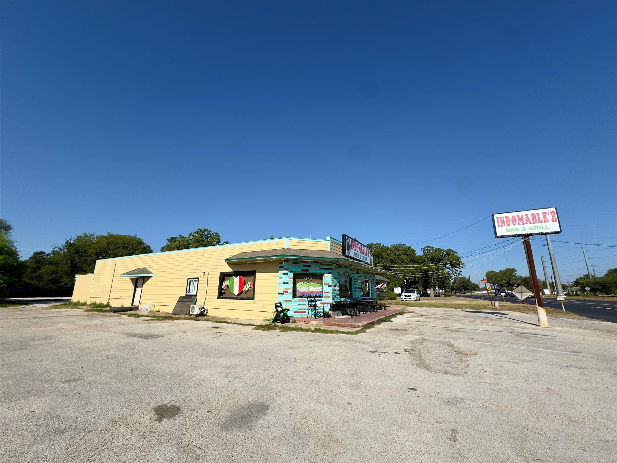 1212 E Pierce St, Luling, TX 78648