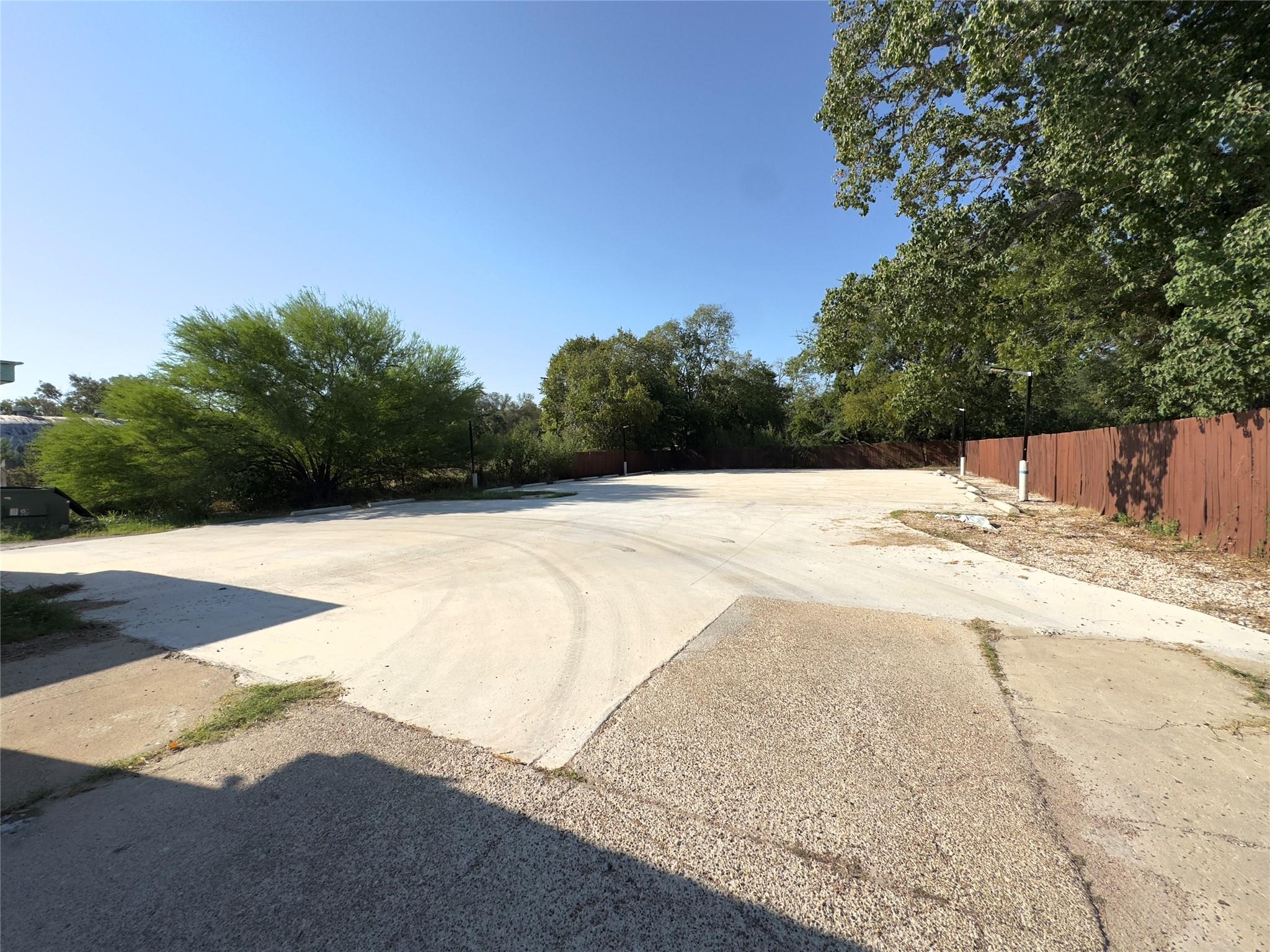 1212 E Pierce St, Luling, TX 78648