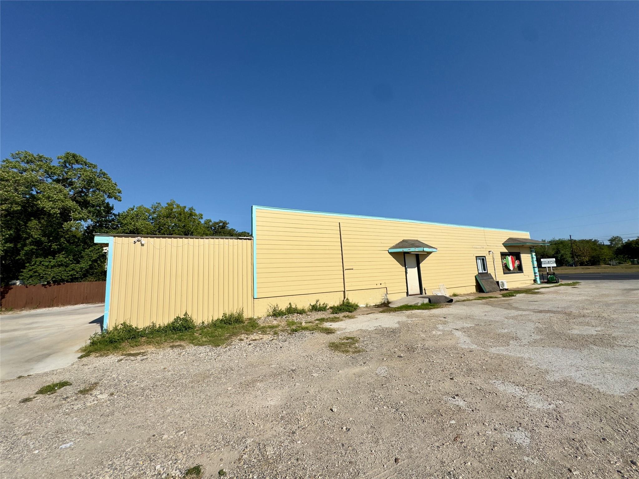1212 E Pierce St, Luling, TX 78648