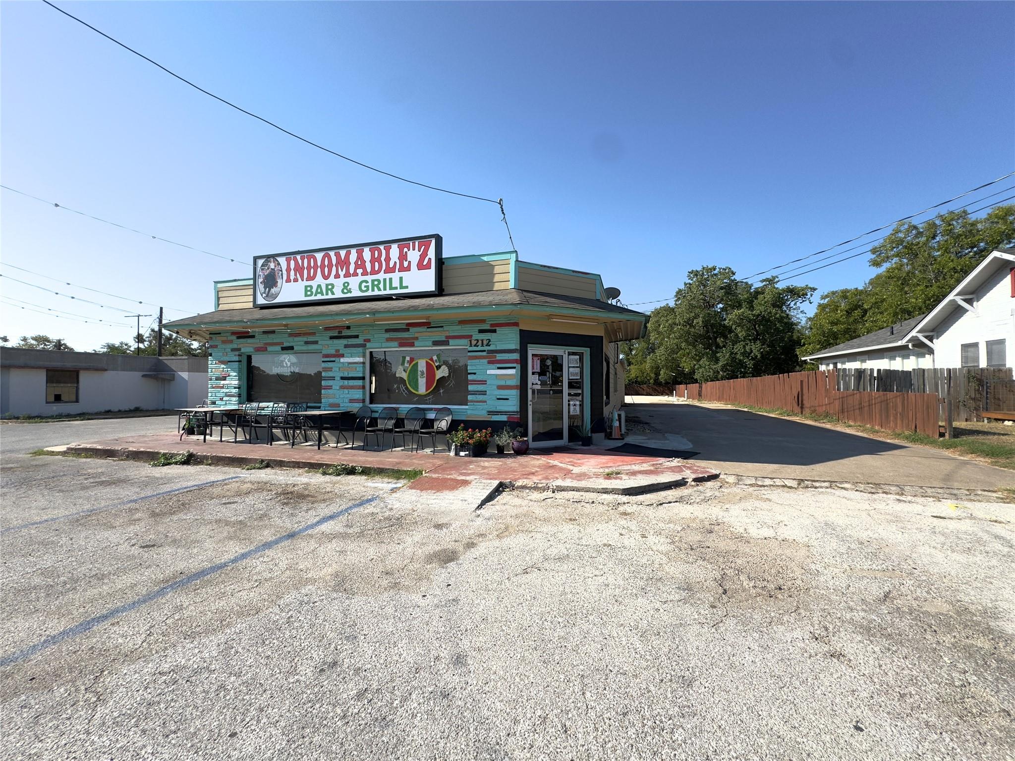 1212 E Pierce St, Luling, TX 78648